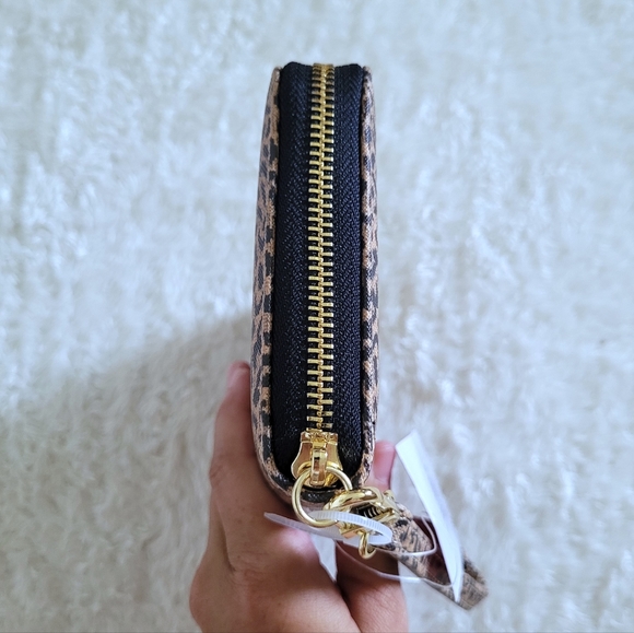 Betsey Johnson Leopard🐆 Wristlet - NWT - Picture 5 of 16